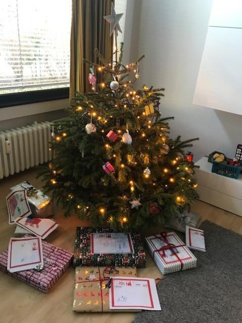 Weihnachtsbaum mit den Geschenken der Mitarbeitenden der OVB